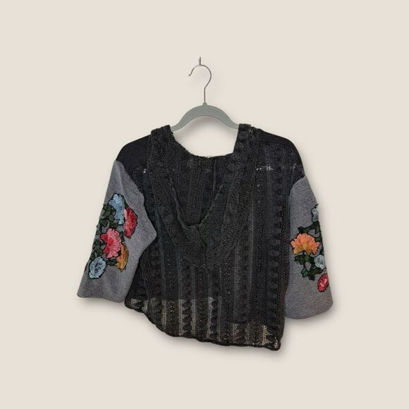 Pins & Needles Anthropologie Embroidered Floral Sleeve Top Size Small - Picture 3 of 5